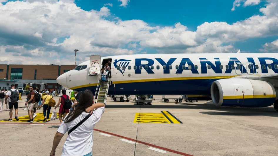 Pasagerii care se urcă într-un avion Ryanair