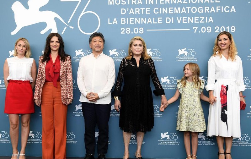 Catherine Deneuve a deschis Festivalul de Film de la Veneţia, o ediție controversată prin participarea regizorului Roman Polanski, condamnat la închisoare