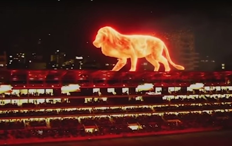 Imagini spectaculoase în Argentina. Un leu gigantic se plimbă pe acoperișul unui stadion de fotbal