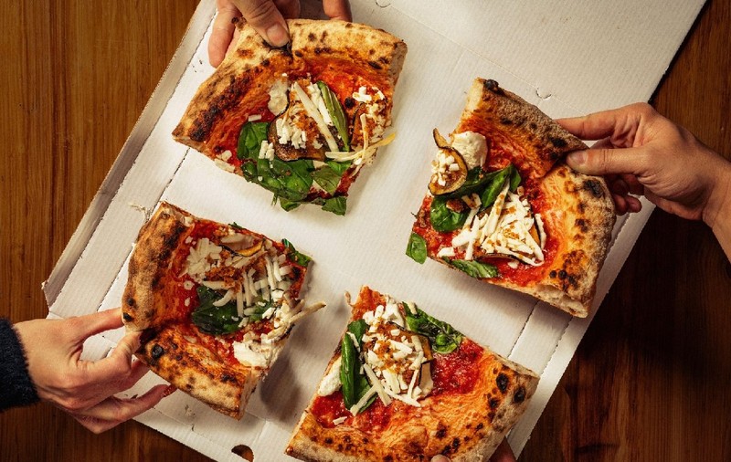 Câte pizza trebuie să vândă în fiecare lună un antreprenor care își deschide o pizzerie, ca să câștige 2.000 de euro
