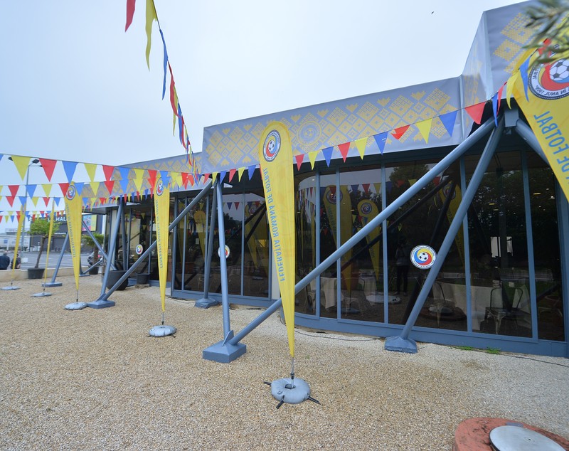 Euro 2016. Așa arată Centrul Media amenajat de FRF lângă cantonamentul tricolorilor din Franța. ”Presarii” lucrează într-un fost restaurant! FOTO