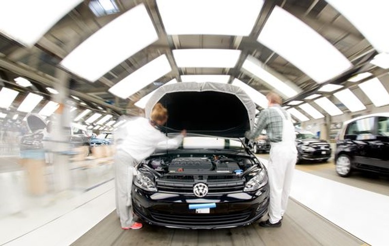 Ce bine o fi! Volkswagen va da bonusuri de 7200 de euro pentru 100.000 de salariaţi germani