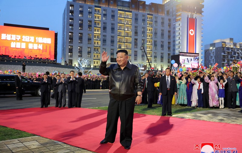 Odă lansată în Coreea de Nord pentru „prietenosul tată” Kim. „Haideți să cântăm, Kim Jong-un marele lider” | VIDEO