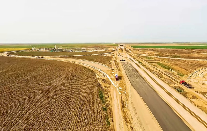 Autostrada „Moldovei” A7, filmată complet din avion. În ce stadiu sunt, de fapt, tronsoanele despre care politicienii spun că vor fi deschise anul acesta