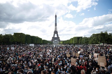 Imagine surprinsă astăzi, 6 iunie, în Paris. Foto: EPA
