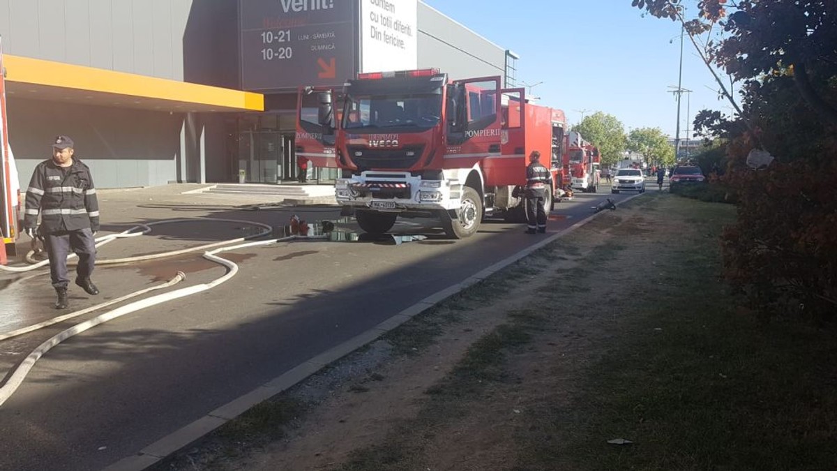 Incendiu la magazinul Mobexpert din Băneasa