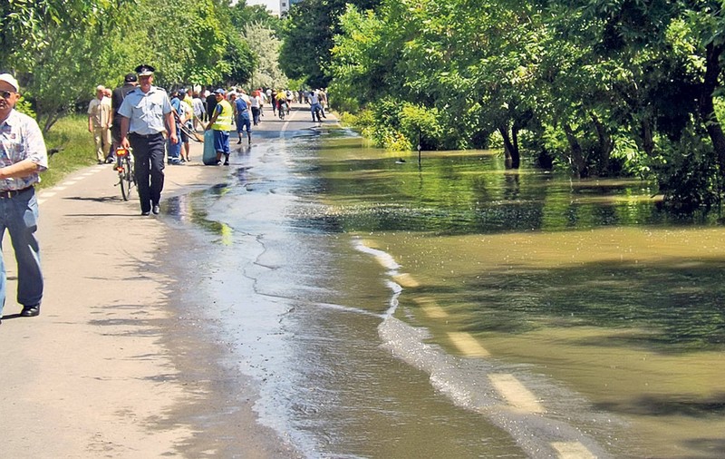 Dunărea a inundat faleza inferioară din Galaţi şi terasele din zonă. Fluviul a depăşit cota de inundaţie