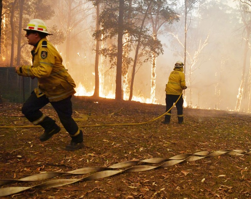 Incendii devastatoare în Australia. Orașul Sydney, învăluit într-o ceață toxică. Imagini dramatice