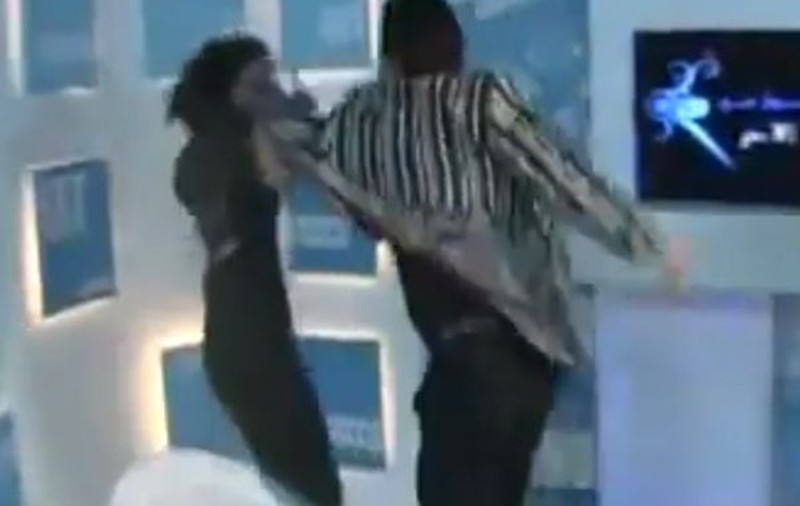 SCENE INCREDIBILE de VIOLENȚĂ! Prezentatoare tv, luată la BĂTAIE în direct de un comediant! | VIDEO