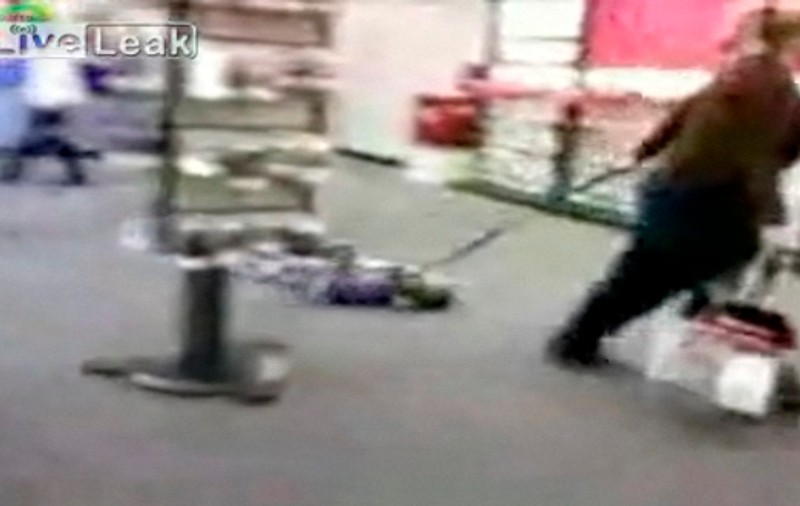 VIDEO / Şi-a legat copilul de gât şi l-a târât prin magazin 