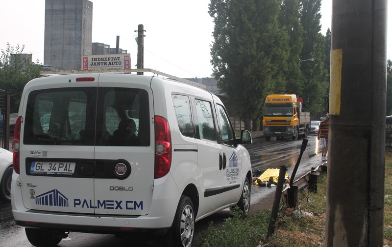 TRAGEDIE la Galați! S-a grăbit ca să nu-l prindă ploaia, dar a murit lovit de mașină