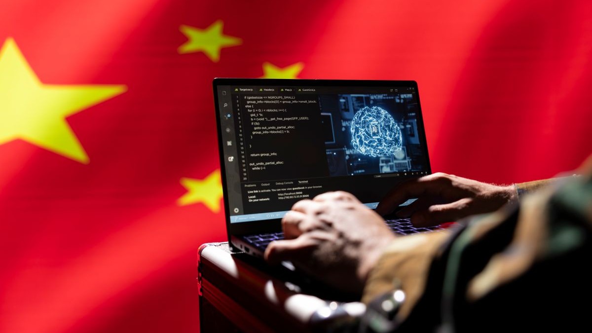 Un inginer care lucrează în armata chineză, nu i se vede fața, stă la laptop și creează conturi de boți pe rețele sociale, folosind învățarea automată prin inteligență artificială. Imaginea este suprapusă pe steagul Chinei