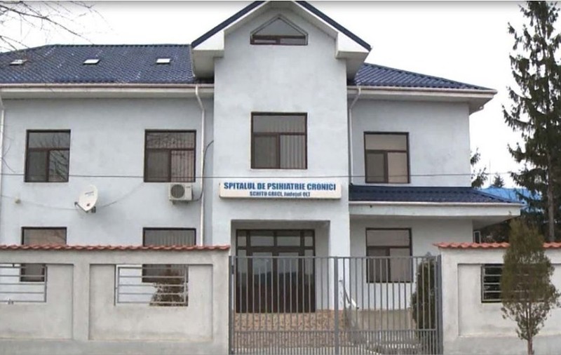Scandal în cazul focarului de la Spitalul de Psihiatrie Schitu. Familiile acuză că nu își pot lua rudele neinfectate acasă: „Pacienții stau afară ca sardinele și joacă table”