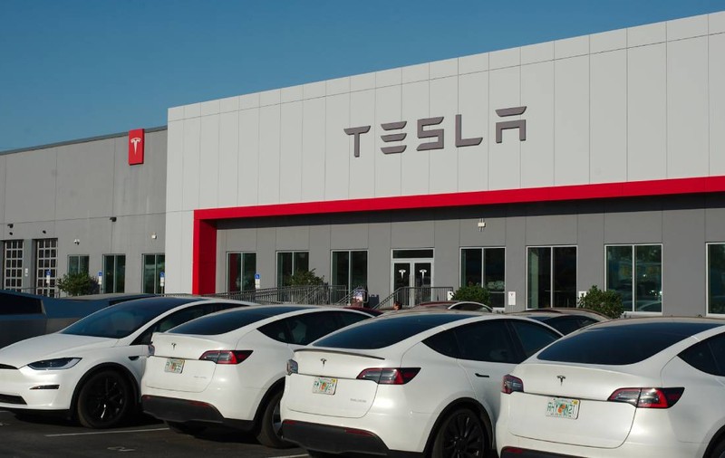 Acțiunile Tesla au scăzut drastic după conflictul dintre Elon Musk și Donald Trump 