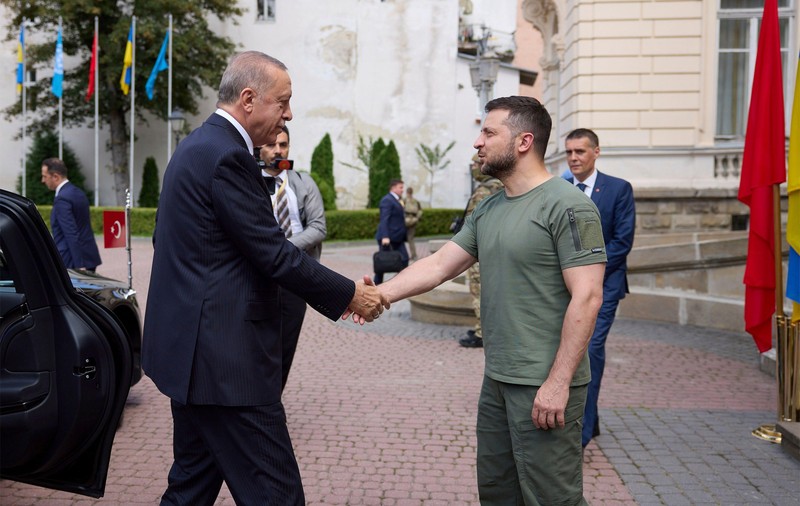 Zelenski anunță ce a discutat cu Erdogan la Istanbul. Principalul subiect: acordul privind cerealele, pe care Moscova nu vrea să-l prelungească