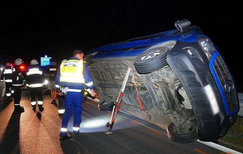 Un român a murit, iar altul a fost rănit, într-un accident pe o autostradă din Ungaria. Microbuzul în care se aflau a intrat într-un parapet