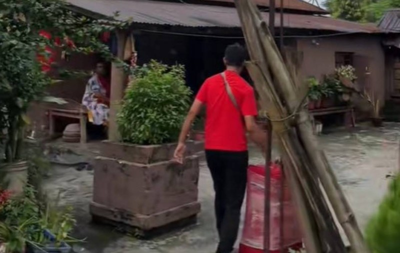 Momentul în care un nepalez care muncește de 4 ani în România se întoarce pentru prima dată acasă să își vadă familia