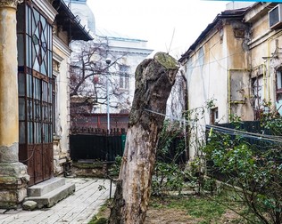 Casa scriitorului Cezar Ivănescu de pe strada Silvestru și fosta prăvălie de pe Dacia, nr. 136, înainte de reconstrucție