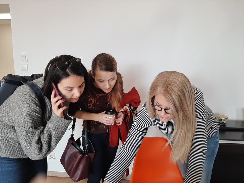 Irina (stânga) este cel mai tânăr voluntar „Fiecare Vot“. Are 21 de ani.