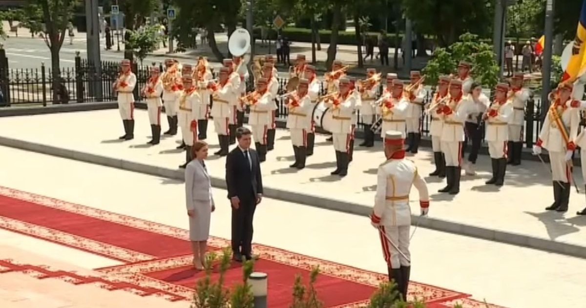 Nicușor Dan și președinta Republicii Moldova Maia Sandu, la Chișinău, în timpul ceremoniei de primire