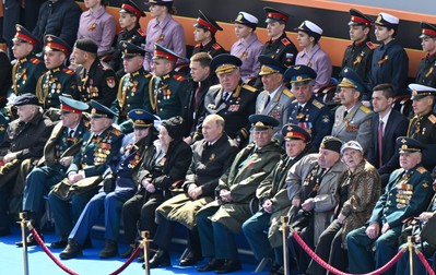 Vladimir Putin, centru, alături de veterani de război la ceremonia de Ziua Victoriei în Moscova, pe 9 mai 2022 | Foto: Profimedia