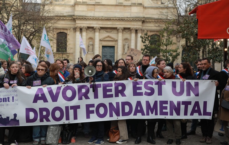 Franța devine prima țară care pune dreptul la avort în Constituție