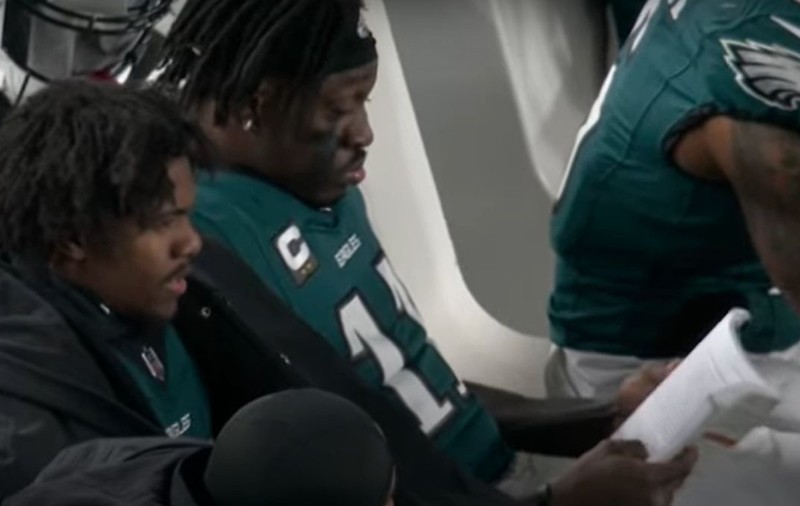Jucător din NFL, surprins pe banca de rezerve în timp ce citea o carte în timpul meciului. Cartea a devenit cel mai bine vândută pe Amazon | VIDEO