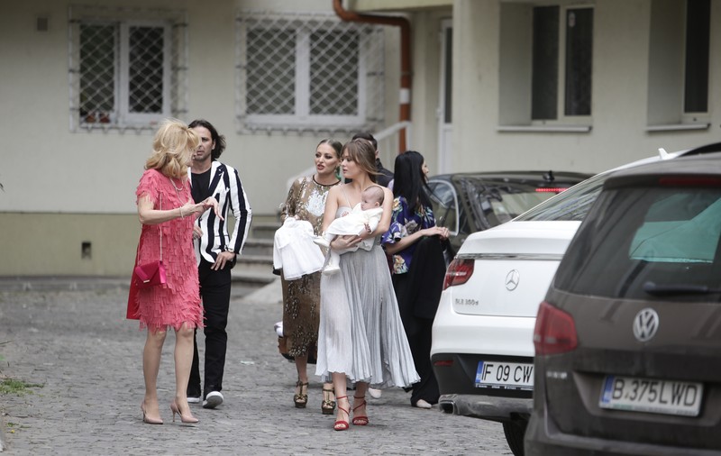 VIDEO/ Gestul făcut de Delia în fața preotului, la botezul nepoatei sale. Toți s-au uitat la ea