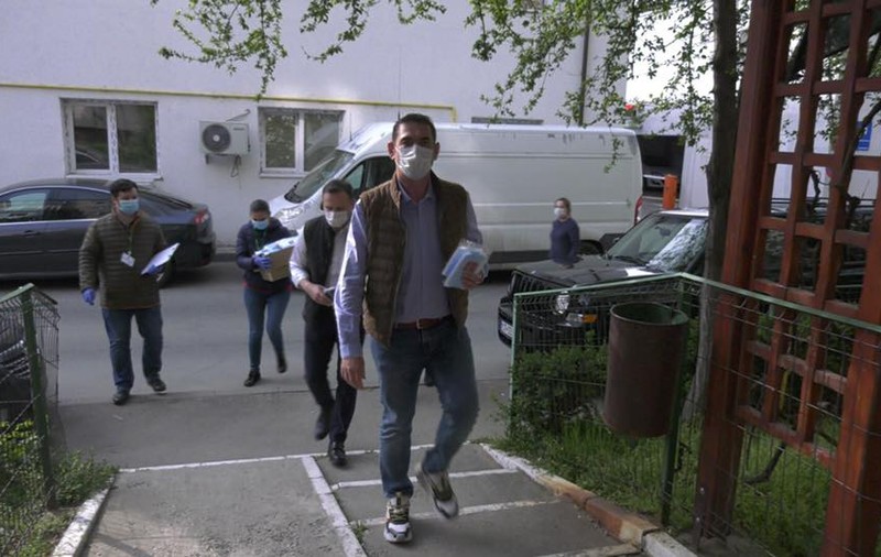 De spaima COVID-19, primarul din Slatina a cumpărat măști, mănuși și dezinfectanți de 1,8 milioane de euro pentru tot orașul, de la firma unui amic: “Aveți întrebări de procuror”