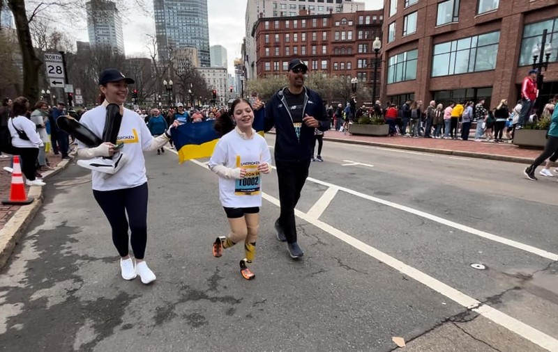 Iana, fetița de 12 ani care și-a pierdut picioarele în atacul de la Kramatorsk, a alergat 5 kilometri la maratonul de la Boston: „Indestructibilă”