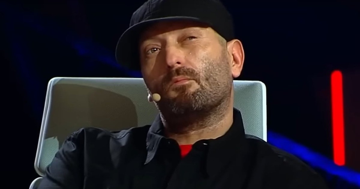Cheloo este numele de scenă al lui Cătălin Ștefan Ion, celebrul solist al trupei de hip-hop Paraziții