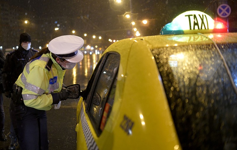 Dosar penal pentru polițiști din Pitești. Sunt acuzați că ar fi contribuit la răspândirea coronavirusului