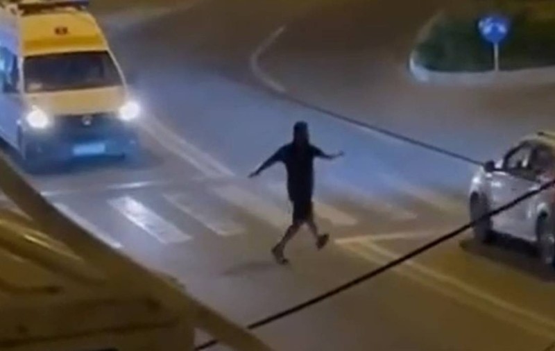Un bărbat din Galați a făcut scandal în plină stradă. S-a așezat pe trecere de pietoni și a început să lovească cu picioarele mașinile care treceau
