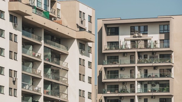 Plan apropiat cu blocuri de apartamente din București, cu pereți de culoare crem