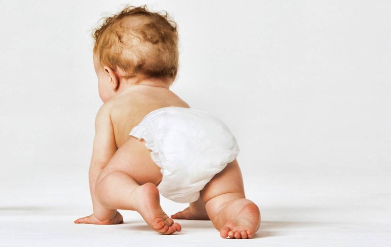 Părinții trebuie să îi ceară voie bebelușului înainte să îi schimbe scutecul. Care e explicația experților în parenting