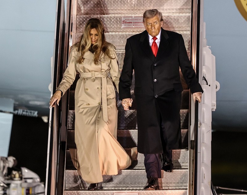 Cât costă trenciul Burberry purtat de Melania Trump la sosirea în Marea Britanie. A făcut o alegere vestimentară stilată și scumpă