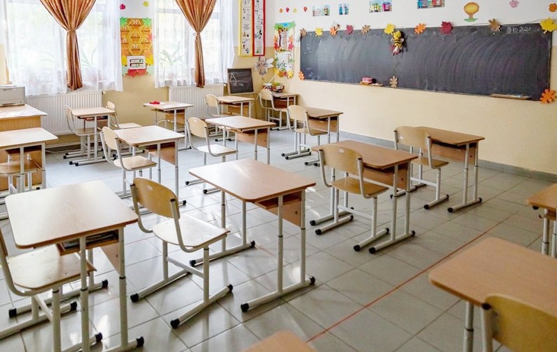Tablele clasice din clase vor fi înlocuite cu unele interactive, anunță Sorin Cîmpeanu. Cum vor funcționa