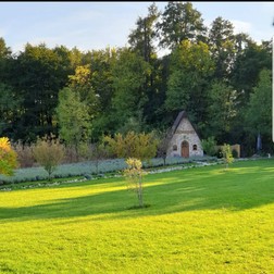 Căsuţa desprinsă parcă din poveşti, chiar lângă cultura de lavandă