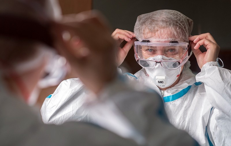 Ministerul Sănătății cumpără, fără licitație, echipamente medicale și dezinfectanți în valoare de peste 7 milioane de lei. Produsele urmează să fie donate Ucrainei