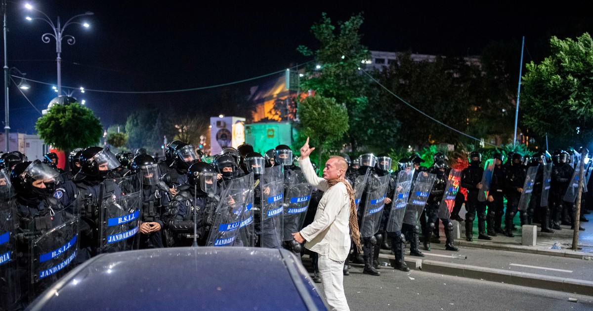 Cătălin Răzvan Paraschiv, în fața jandarmilor din Brigada Specială de Intervenție, folosind mesaje codate: ”Lacrimogene” (Foto: Inquam Photos / Alberto Grosescu)