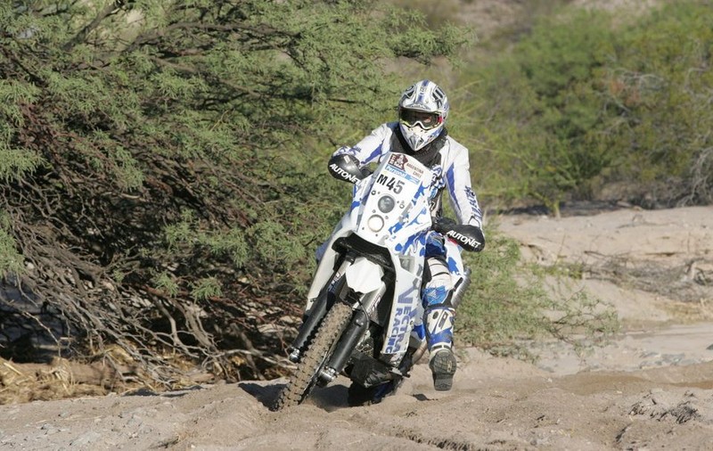 Infern pentru piloţii români din Dakar: Gyenes a rătăcit road book-ul, iar Butuza, incomodat de maşinile de pe traseu