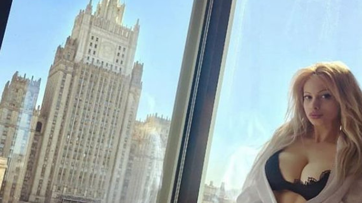 O blondă din Serbia rupe gura târgului cu formele sale. Se laudă că e sută la sută naturală | FOTO