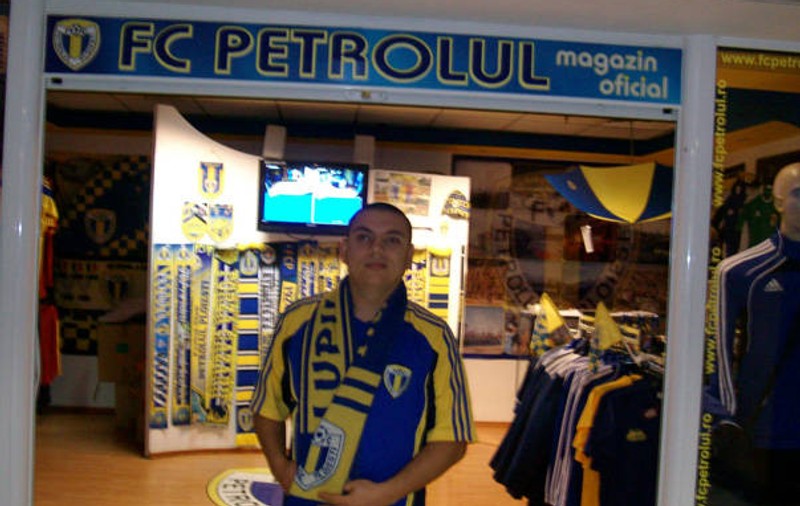 Suporterii ”lupilor” pot cumpăra un volum de poezii despre Petrolul. Vezi cine l-a scris!