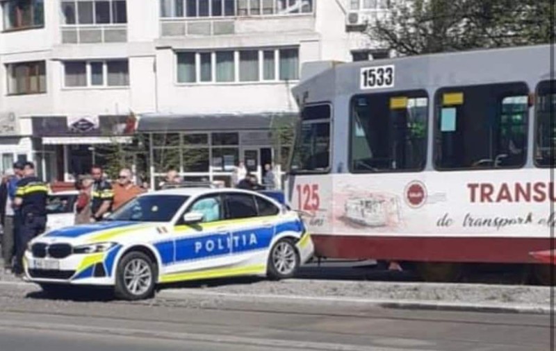 O mașină de poliție a fost lovită de tramvai, la Galați. Vatmanița a fost amendată