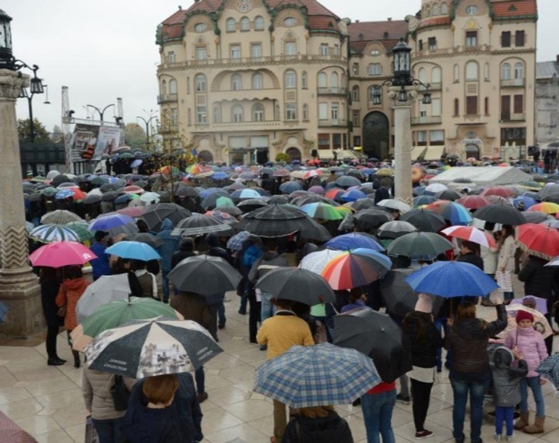 Mii de oameni în stradă, la Oradea! Nu vor căsătorii între persoanele de același sex FOTO