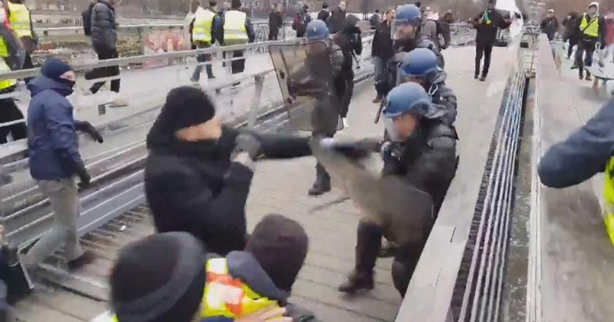 Jandarm francez, bătut de un campion de box, în timpul protestului Vestelor Galbene