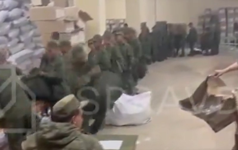 Soldații din Coreea de Nord trimiși să lupte de partea Rusiei în Ucraina au fost filmați când primesc uniforme rusești | VIDEO