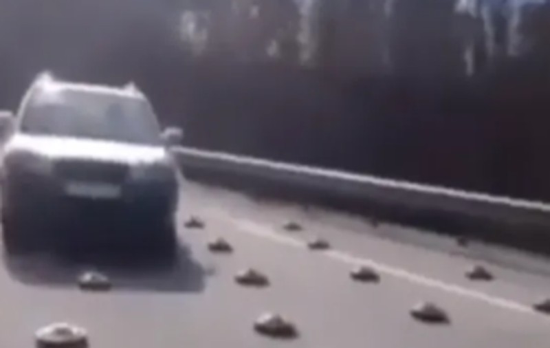 VIDEO | Cum se strecoară șoferii ucraineni printre minele antitanc, pe o șosea din regiunea Kiev