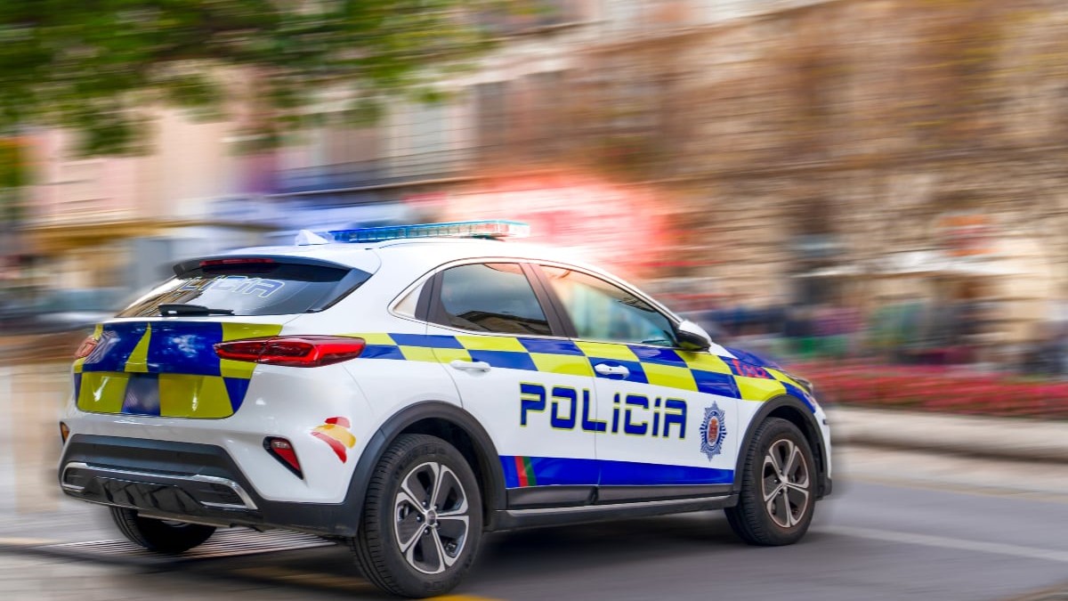 O mașină de poliție pe stradă