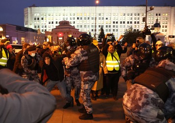 MOSCOVA, RUSIA 21 SEPTEMBRIE 2022: Ofițerii de poliție rețin un protestatar în timpul unui miting neautorizat împotriva unei mobilizări parțiale anunțate de președintele Rusiei Vladimir Putin pe 21 septembrie 2022. Foto: Hepta